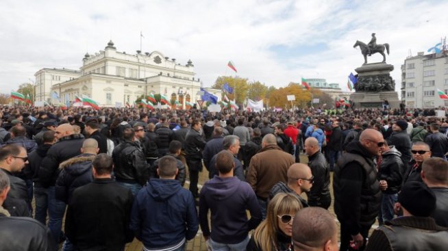 Хиляди служители от сектор &bdquo;Сигурност&ldquo; протестираха пред НС*