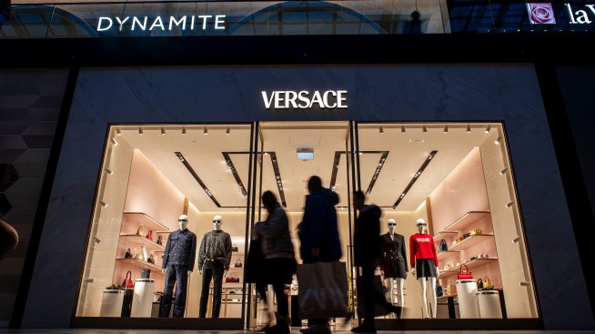 След дълго ухажване Versace стана окончателно част от Prada