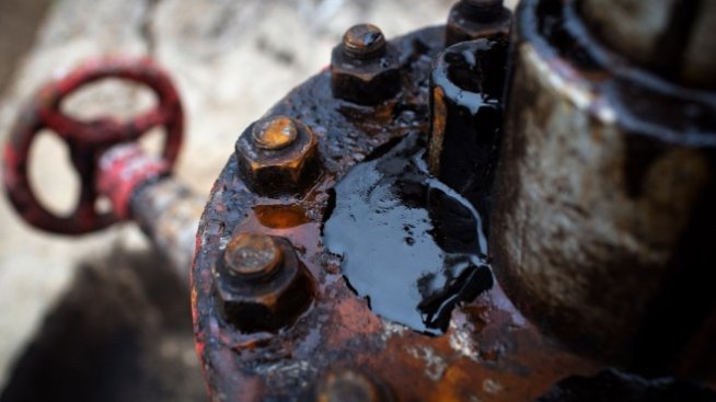 Страховете около новия COVID щам от Африка тласкат надолу петролните цени*