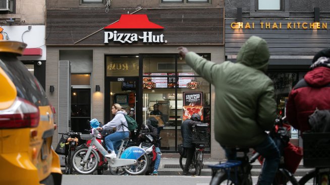 Собственикът на Pizza Hut обмисля продажбата на веригата ресторанти