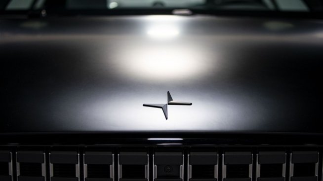 Polestar атакува лидерите при електромобилите с реклама по време на Суперкупата