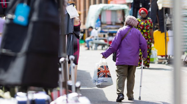 Двуцифрената инфлация сви силно продажбите на дребно във Великобритания