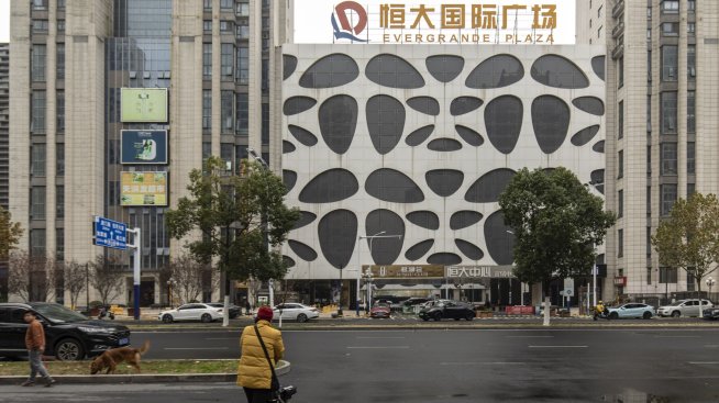 Съд в Хонконг нареди ликвидацията на символа на имотната криза в Китай Evergrande