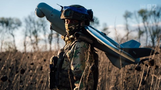 Украйна атакува военни летища в Крим и рафинерии, взривове разтърсиха Киев