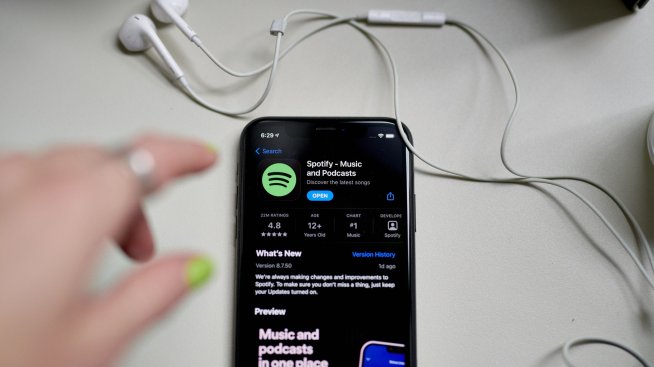 Spotify придоби фирма, която засича проблемно съдържание