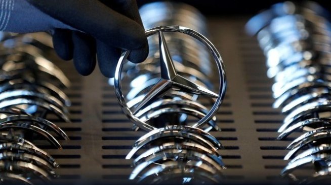 Daimler изтегля близо 300 000 автомобила Mercedes-Benz заради риск от пожар