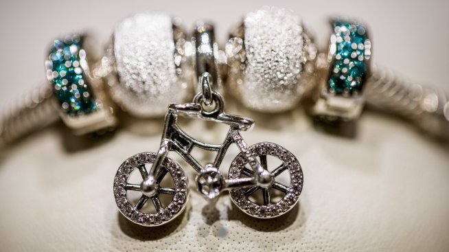 Производителят на бижута Pandora снижи прогнозата си за ръста на продажбите