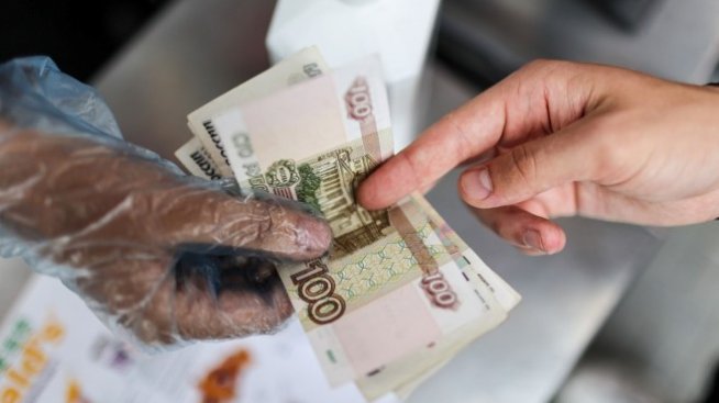 Руските акции продължават спада си след засилване на напрежението около Украйна