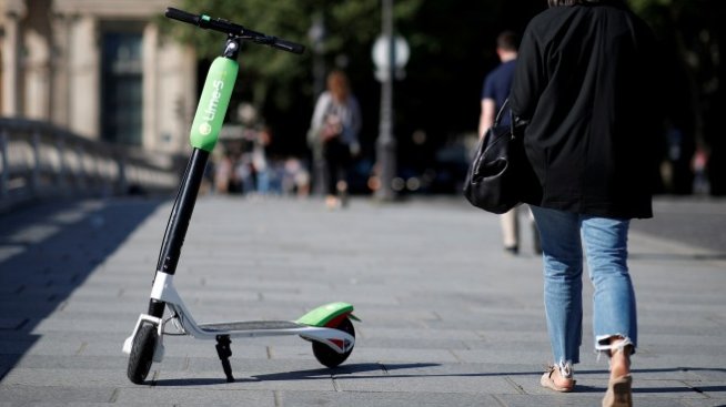 Франция забранява движението на електрически тротинетки по тротоарите