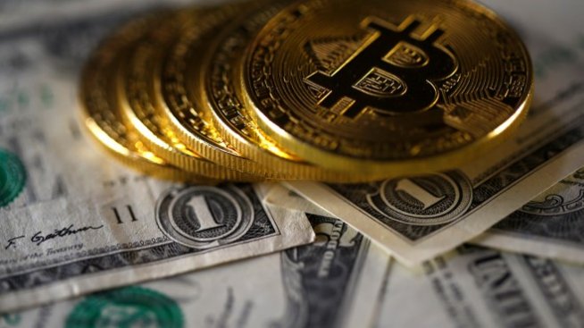 Защо биткойнът се срина с 18% за часове