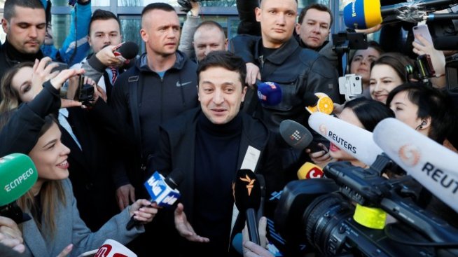 Предизборната тактика на Зеленски променя традициите в Украйна