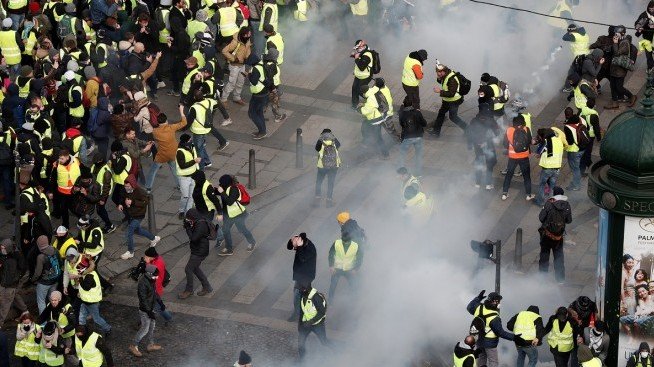 Демокрациите са в политически хаос, а политиците възприемат нов начин на мислене