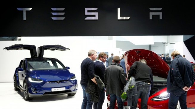 Най-големият институционален инвеститор в Tesla свива двойно дела си