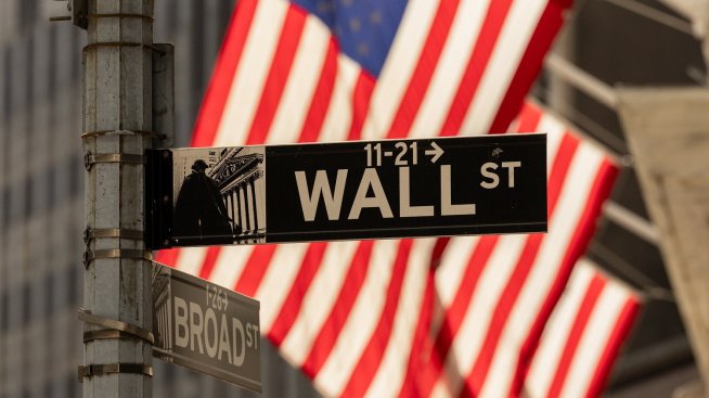 Wall Street затваря със спад на фона на скъпия петрол и спада при компании, свързани с&nbsp;AI