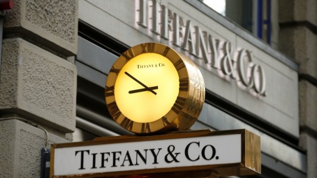 Tiffany понижи прогнозата за резултатите си за първото тримесечие