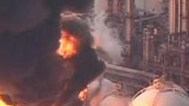 Взриви се нефтохимически терминал в Япония, спират ядрени реактори