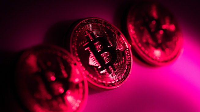 Цената на биткойна не успя да запази възстановяването и отново е около 63 хил. долара