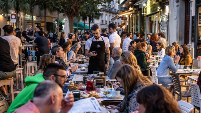 Българите увеличават разходите за храна, но и за забавления