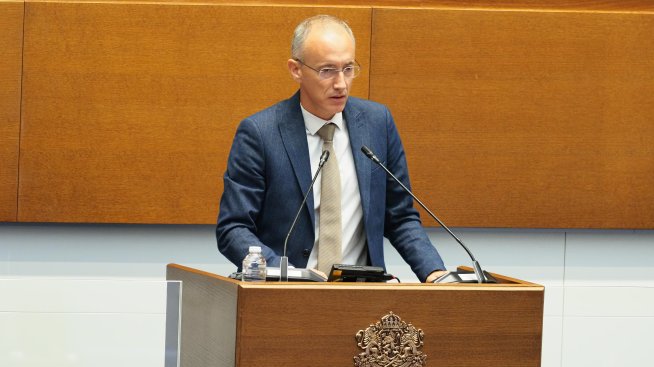 Парламентът прие въвеждането на новия учебен предмет „Добродетели и религия“