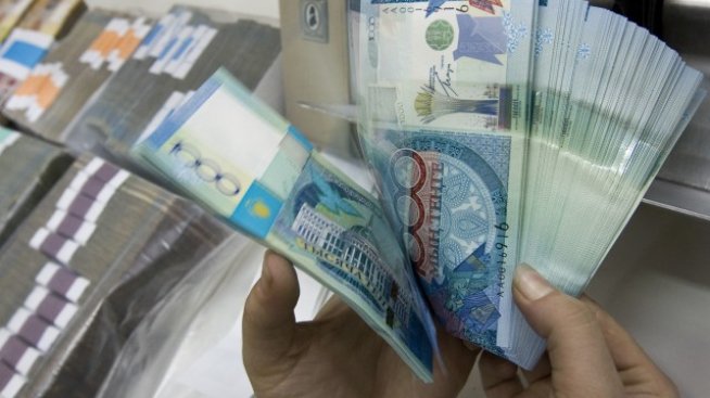 Централната банка на Казахстан девалвира местната валута с 19%