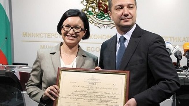 Стойнев връчи сертификат за инвестиция клас &bdquo;А&ldquo; на &bdquo;Кока-Кола Хеленик&ldquo;