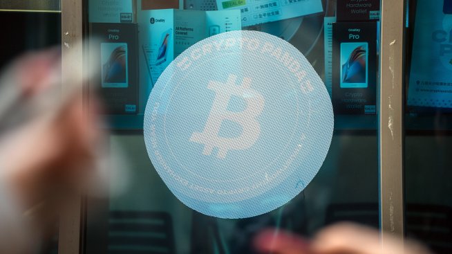 Standard Chartered: Биткойнът може да поевтинее до 50 хил. долара, преди да се възстанови