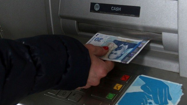 Спестяванията на бизнеса и домакинствата се свиха съществено през май