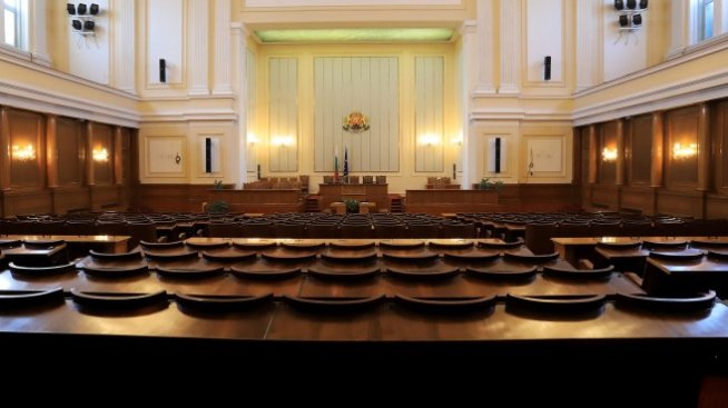 Какви послания отправиха депутатите в първия си работен ден? 