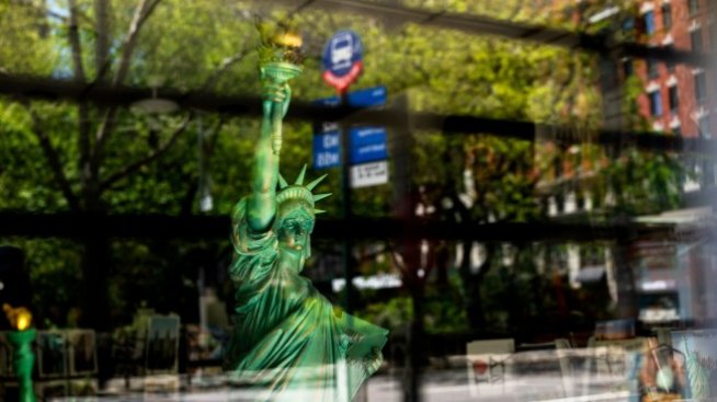 Продажбите на дребно в САЩ удариха ново рекордно дъно, само месец след предишното