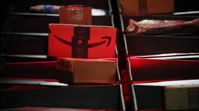 Amazon спира да приема несъществени продукти в складовете си