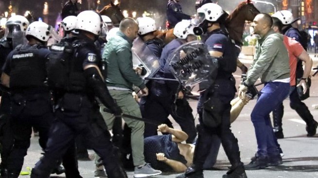 Сблъсъци между протестиращи и полиция в Белград заради нова блокада на столицата