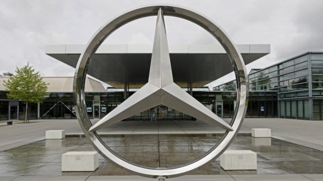 Daimler затяга по-силно колана на икономиите 