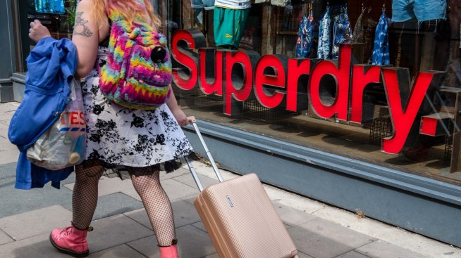 Основателят на Superdry проучва възможността да я свали от борсата
