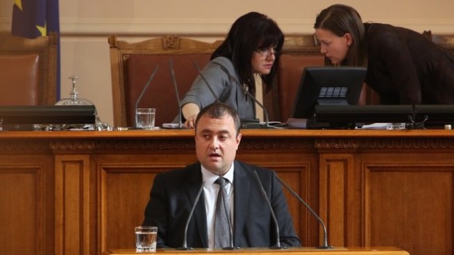 БСП иска оставката на вътрешния министър заради непроверените пътници на Летище София