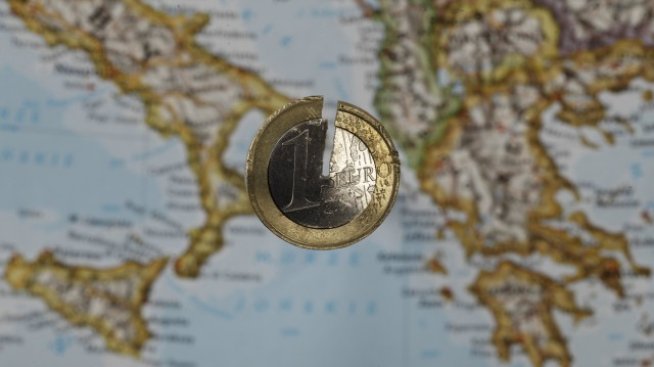 S&P: Вече е по-вероятно Гърция да излезе от еврозоната, отколкото да остане