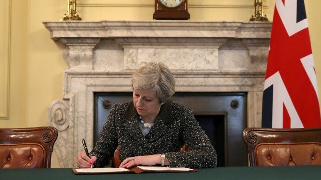 Обещанието на Тереза Мей да подаде оставка не е било убедително за много депутати