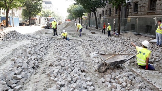 Майстор-павьор консултира ремонта на бул. "Дондуков"