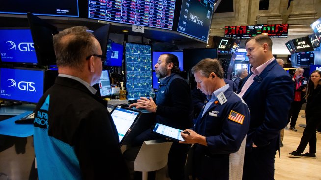 Dow започва сесията със спад от над 400 пункта*