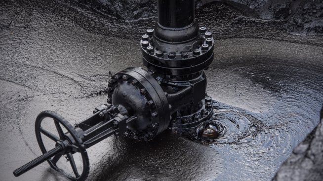 Петролът поевтинява, докато инвеститорите преценяват влиянието на митата на Тръмп*