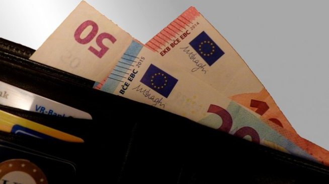 Близо 300 млн. евро са пратили емигрантите в България до април