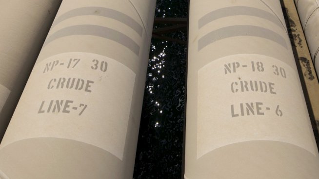 Петролните пазари вървят към рекорден излишък през следващата година