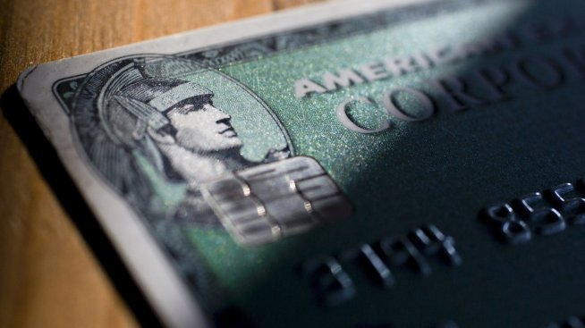 Акциите на American Express поевтиняват заради по-големите от очакваното провизии
