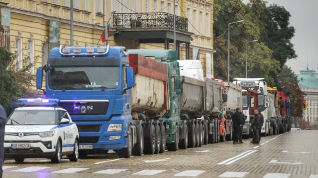 Пътни строители струпаха техниката си пред Министерския съвет