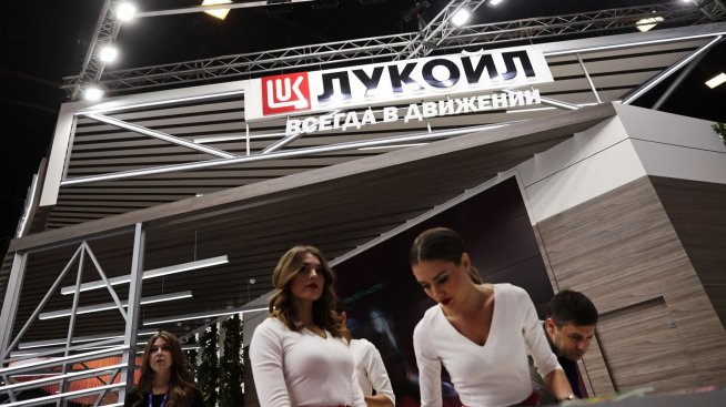 "Лукойл" няма задължения към данъчните, а НАП проверява дали всичко е платено