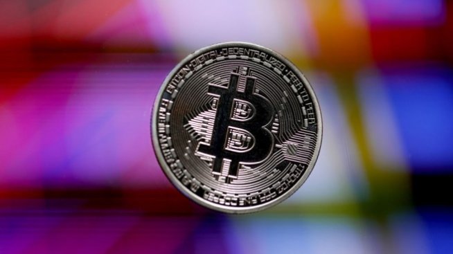 Цената на биткойна проби отново границата от 50 хил. долара