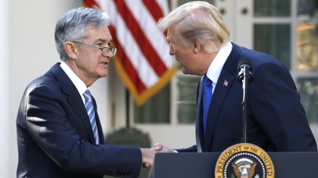 Тръмп и Пауъл в битка за доверието на Wall Street