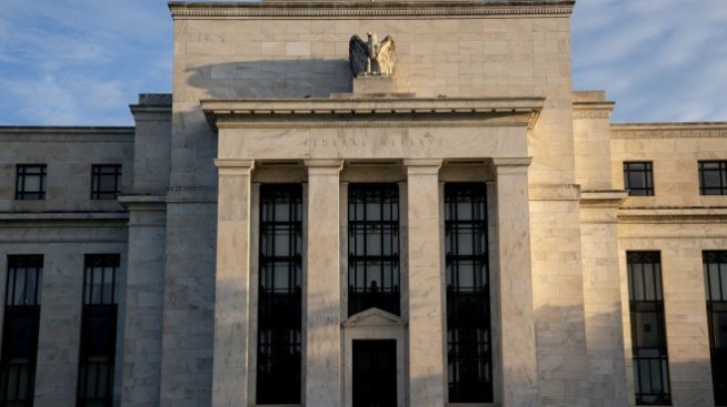 Фед забранява търговията с акции и облигации на своите висши служители