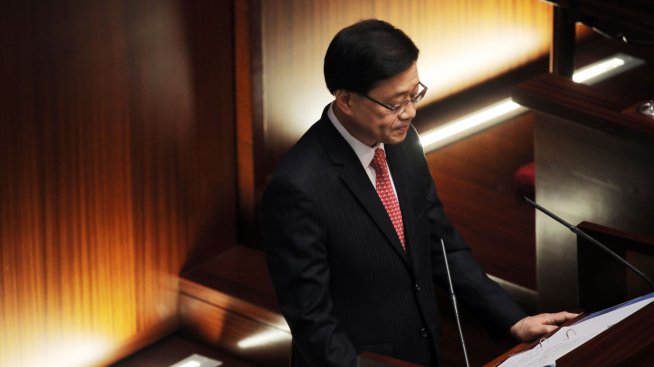 Хонконг намалява жилищните данъци и смекчава визовите правила в опит да спре изтичането на хора