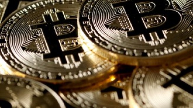 Трусовете на световните пазари доближават биткойна до прага от 12 хил. долара