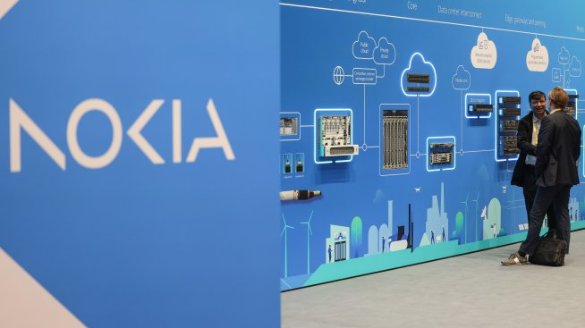 Цената на акциите на Nokia потъва след слаб отчет и предупреждение за митата